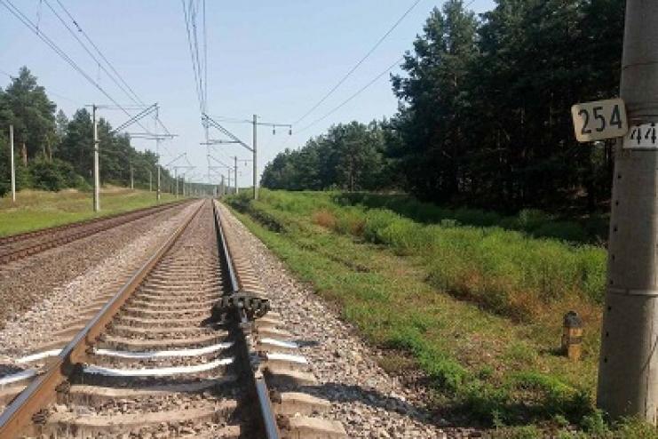 На Одеській залізниці невідомі заблокували колії та розбили вікно поїзда 