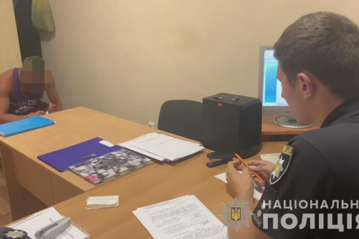 Згадав стару образу: в Одесі роздільнянець на вулиці побив поліцейського (відео)