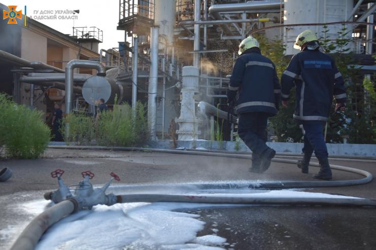 На території Одеського нафтопереробного заводу спалахнула пожежа: вогонь знищив 6 автівок