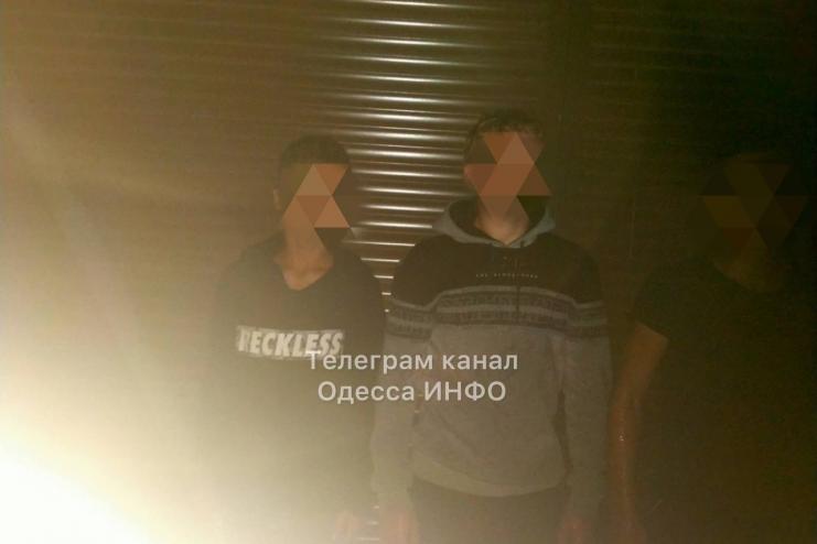 Свет и камеры не помеха: в Приморском ночью подростки разгромили автоматы с игрушками (видео, фото)