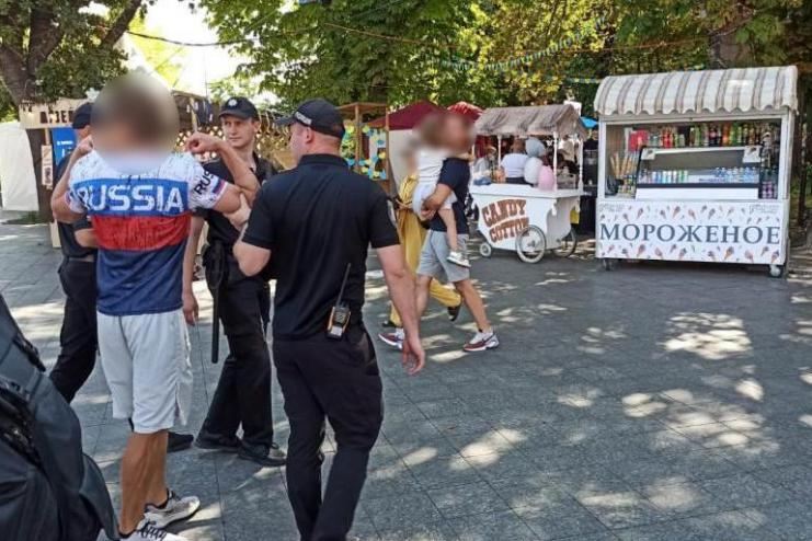 В Одесі іноземець прийшов на урочистості у футболці «Russia»: його затримали поліцейські