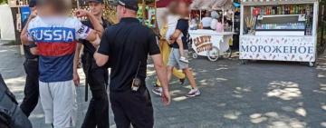 В Одесі іноземець прийшов на урочистості у футболці «Russia»: його затримали поліцейські