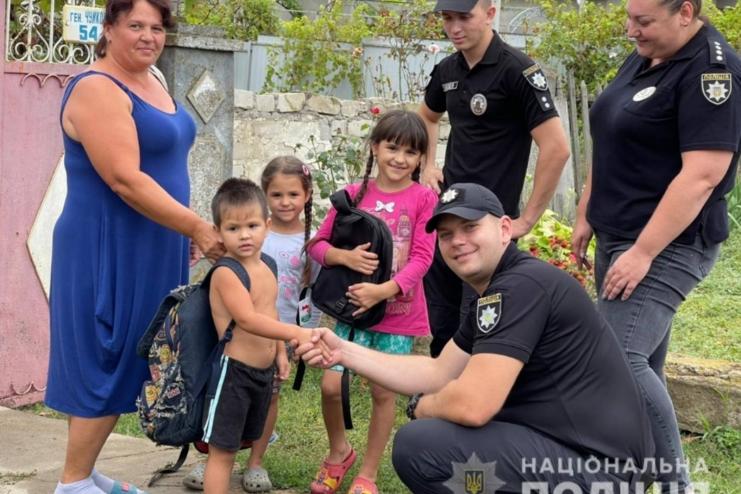 Поліцейські Одещини допомагають родинам зі складними життєвими обставинами зібрати дітей до школи