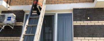 Рятувальники встигли врятувати дитину, яка сиділа на підвіконні багатоповерхівки: батьків вдома не було