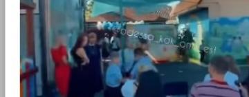 "Соседей не выбирают": в Одессе жители дома решили сменить музыкальный репертуар школьной линейки