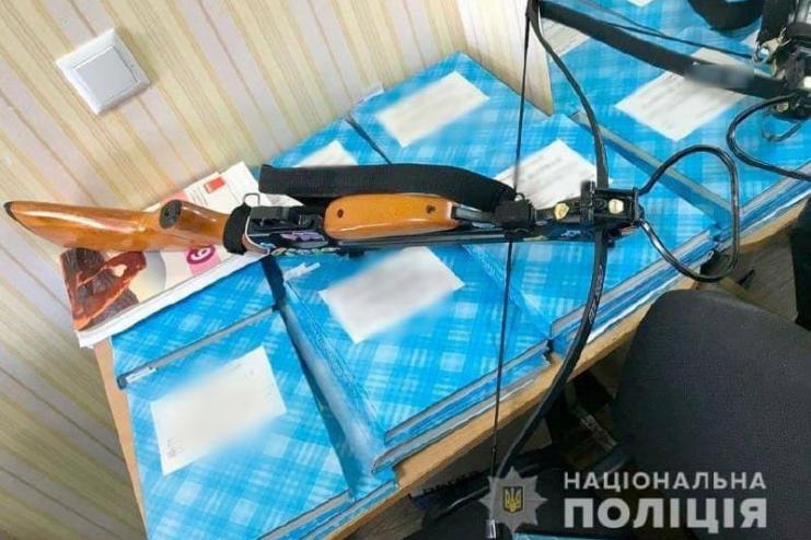 В школе Полтавы женщина устроила стрельбу из арбалета: двое учителей ранены