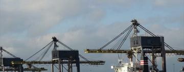 В Суэцком канале село на мель торговое судно