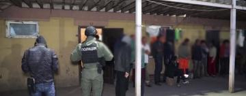 На вокзалах Одессы, Киева и Днепра людей вербовали в трудовое рабство