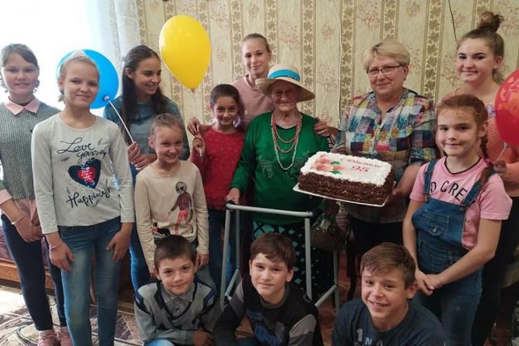 Свои 95 лет надо встречать в элегантной шляпке!