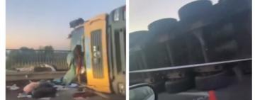 В Одесской области на мосту перевернулась многотонная фура (видео)