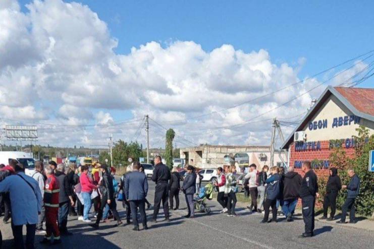 Родители, учителя и дети против "дистанционки": жители Одесской области перекрыли трассу