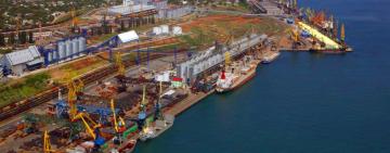 ЧП в Черноморском порту: докер упал с высоты 2,5 метра и получил серьёзную травму