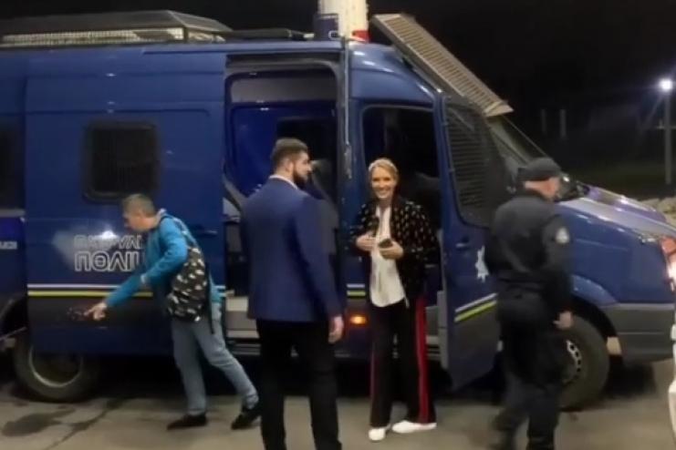 Катя Осадча похвалилася, що на потяг її везла поліція з мигалками після вечірки "слуг" у Трускавці