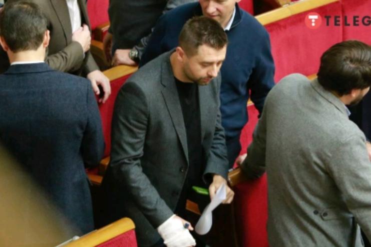 Арахамія з'явився в Раді з травмованою рукою