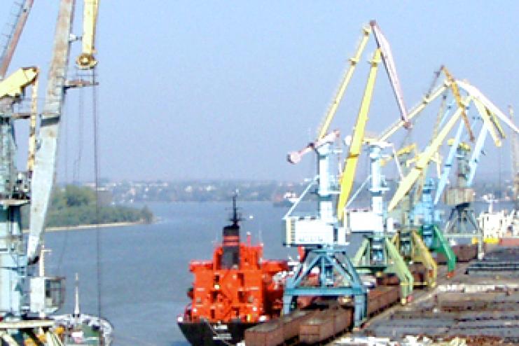 В порту Рени с судна перевалили 77-метровые лопасти для ВЭС