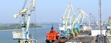 В порту Рени с судна перевалили 77-метровые лопасти для ВЭС