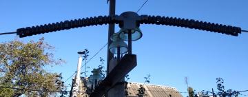 Защита птиц от поражения током: в Одесской области энергетики устанавливают специальные кожухи 