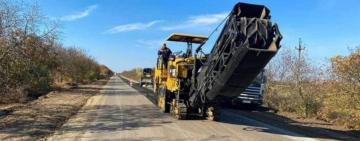 Поблизу селища Старокозаче на дорозі Р-72 розпочалися роботи з фрезерування старого дорожнього полотна
