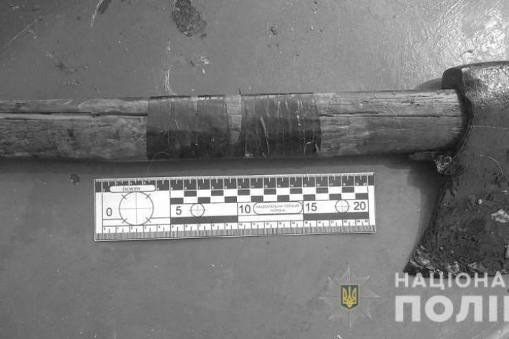Во время хмельного застолья житель Измаильского района убил односельчанина топором