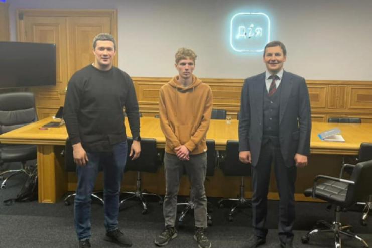 Хакеру-самоучке, подделавшему "Дію",  Минцифра сделала выгодное предложение