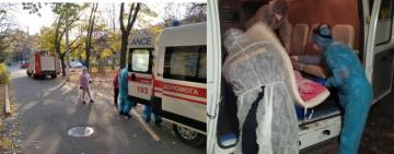 Одеська область: рятувальники допомогли медикам транспортувати чоловіків з надмірною вагою