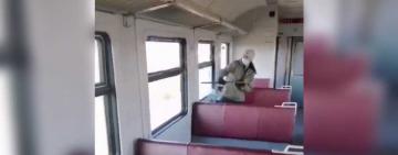 На Одещині чоловік розбив вікно в потязі та погрожував людям 