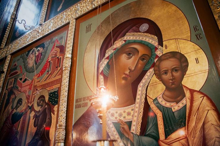 4 ноября. Православная Церковь совершает празднование в честь ИКОНЫ БОЖИЕЙ МАТЕРИ, ИМЕНУЕМОЙ "КАЗАНСКОЙ"