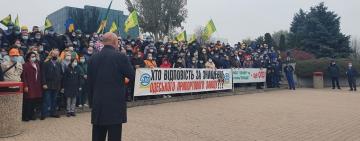 На Одещині працівники припортового заводу вийшли на мітинг