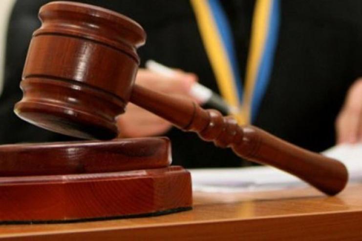 МЕШКАНЦЯ ОДЕЩИНИ СУДИТИМУТЬ ЗА ЗҐВАЛТУВАННЯ 10-РІЧНОЇ ПАДЧЕРКИ ТА СЕКСУАЛЬНЕ НАСИЛЬСТВО СТОСОВНО 14-РІЧНОГО ПАСИНКА 