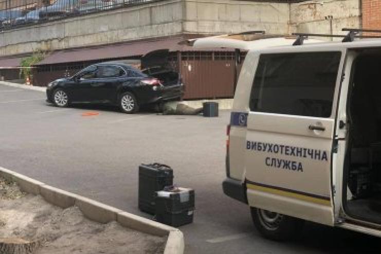 Народный депутат Гео Лерос обнаружил неизвестное устройство под своим автомобилем