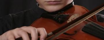 В центрі Одесси 10-річний хлопчик вночі грав на скрипці, поки його батьки гостювали (відео)