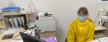 Две тысячи гривен за "левый" COVID-сертификат: в Одессе задержали врача