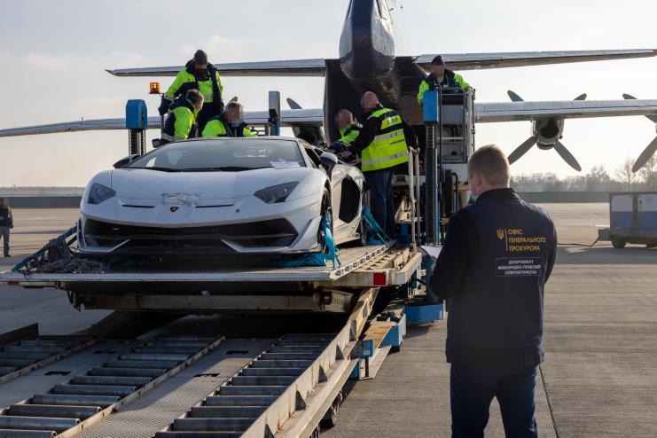 Україна вперше передала іноземним колегам докази у вигляді рухомого майна – Lamborghini та Rolls Royce