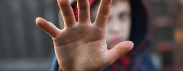 Мальчики убегали из дому: в Одесской области приемная мать постоянно избивала детей