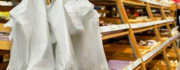 Украинцам придется платить за одноразовые пластиковые пакеты в супермаркетах