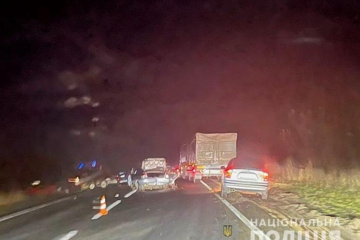 В лобовом столкновении на трассе Одесса-Рени пострадали два человека: пассажира Daewoo Lanos зажало в авто