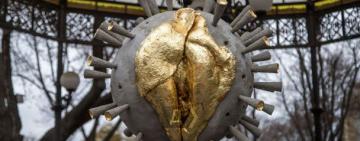 В Одессе установили необычный арт-объект: скульптура имеет форму коронавируса и женского полового органа