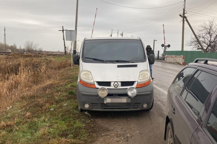 НА ТРАСІ ОДЕСА-РЕНІ ПРИКОРДОННИКИ ВИЯВИЛИ КОНТРАФАКТНУ ПРОДУКЦІЮ НА МАЙЖЕ 200 ТИС. ГРИВЕНЬ