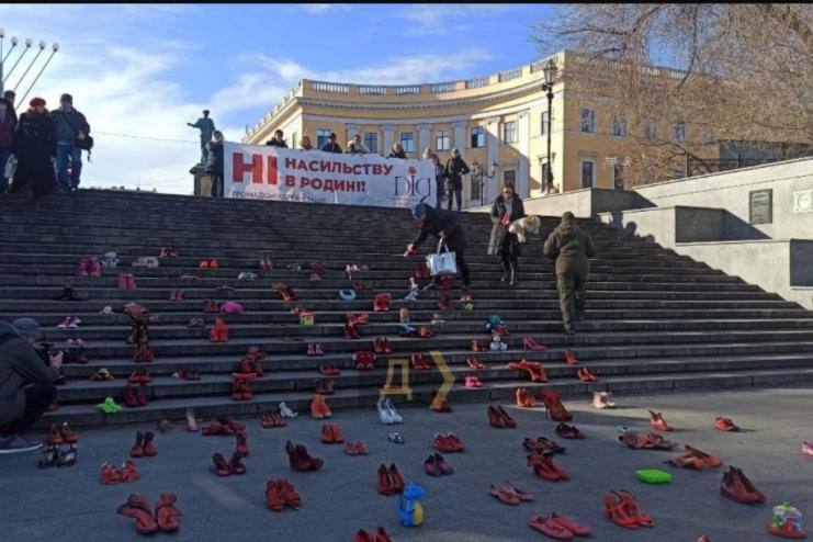  Сто пар червоного взуття: в Одесі на Потьомкінських сходах відбулася акція проти насильства в сім'ї 