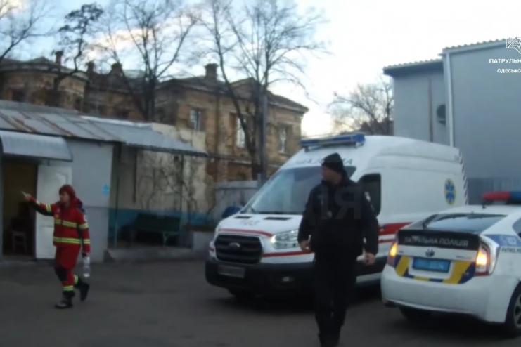 Одесские патрульные пришли на помощь девушке, которой стало плохо в общественном транспорте