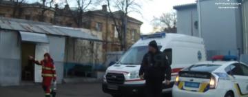 Одесские патрульные пришли на помощь девушке, которой стало плохо в общественном транспорте