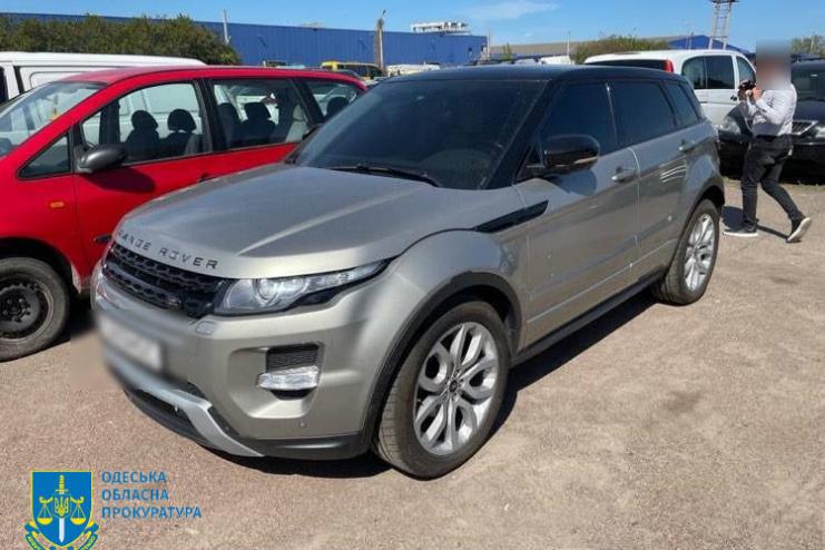 Продал элитный  "Range Rover", разыскиваемый Интерполом: начальник райотдела полиции предстанет перед судом