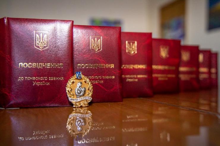 50 жительницам Одесской области президент присвоил почётное звание "Мать-героиня"