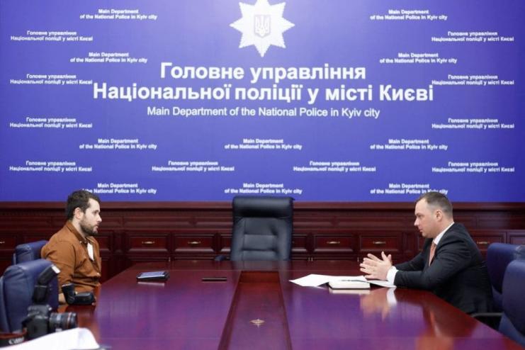 В Киеве у журналиста украли велосипед, пока он брал интервью у начальника полиции (фото)