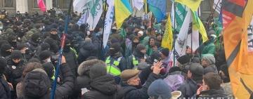 Рада провалила отсрочку по кассовым аппаратам для ФОП: под парламентом протестуют предприниматели 