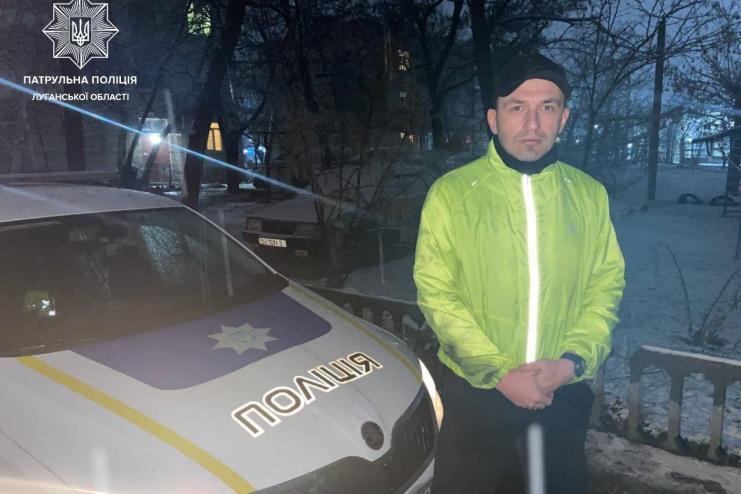 Патрульний поза службою врятував життя хлопчика, який залишився наодинці з полум’ям у квартирі 