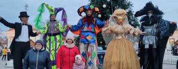 Удивили: килийцы зажигали новогоднюю елку вместе с трехметровым Николаем (фото, видео)