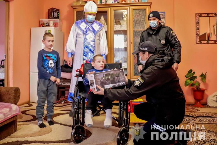 «Дорогі поліцейські, допоможіть розшукати Миколая»: на Закарпатті працівники поліції здійснили мрію 8-річного хлопця