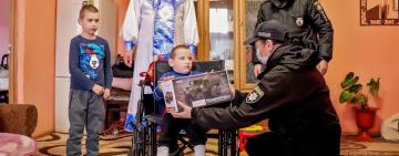«Дорогі поліцейські, допоможіть розшукати Миколая»: на Закарпатті працівники поліції здійснили мрію 8-річного хлопця