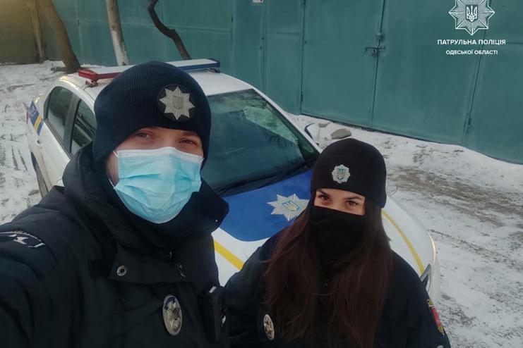 Одесские патрульные помогли оперативно доставить 2-летнего малыша в больницу